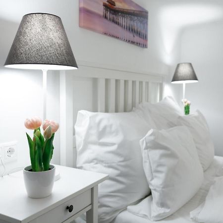 Sleek Minimalist Studio At Inner City Budapest Exteriör bild