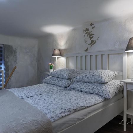 Sleek Minimalist Studio At Inner City Budapest Exteriör bild