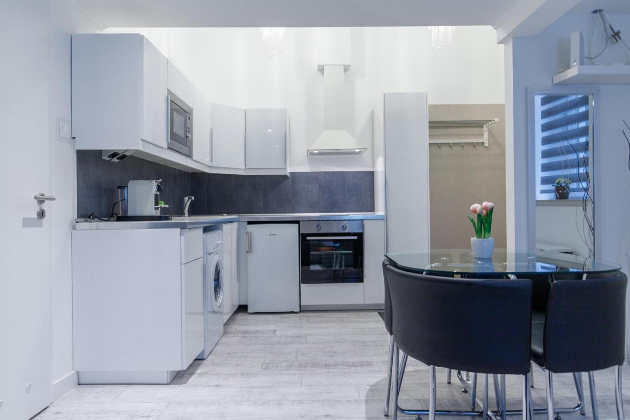Sleek Minimalist Studio At Inner City Budapest Exteriör bild