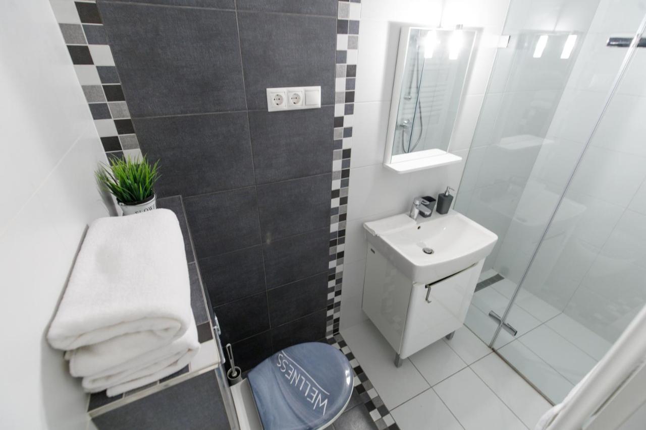 Sleek Minimalist Studio At Inner City Budapest Exteriör bild