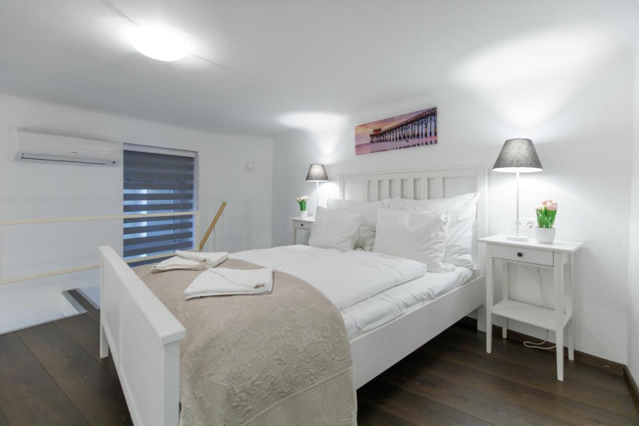 Sleek Minimalist Studio At Inner City Budapest Exteriör bild