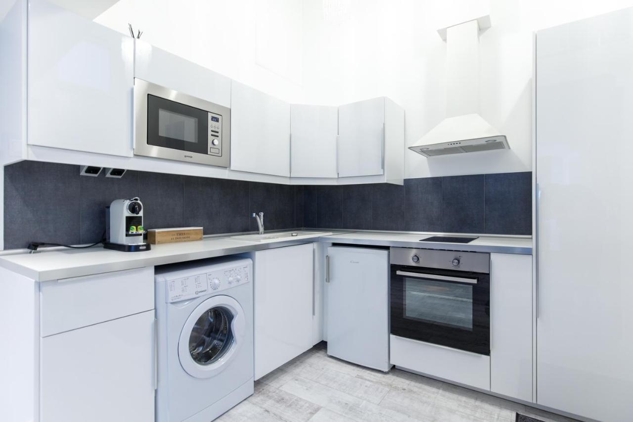 Sleek Minimalist Studio At Inner City Budapest Exteriör bild