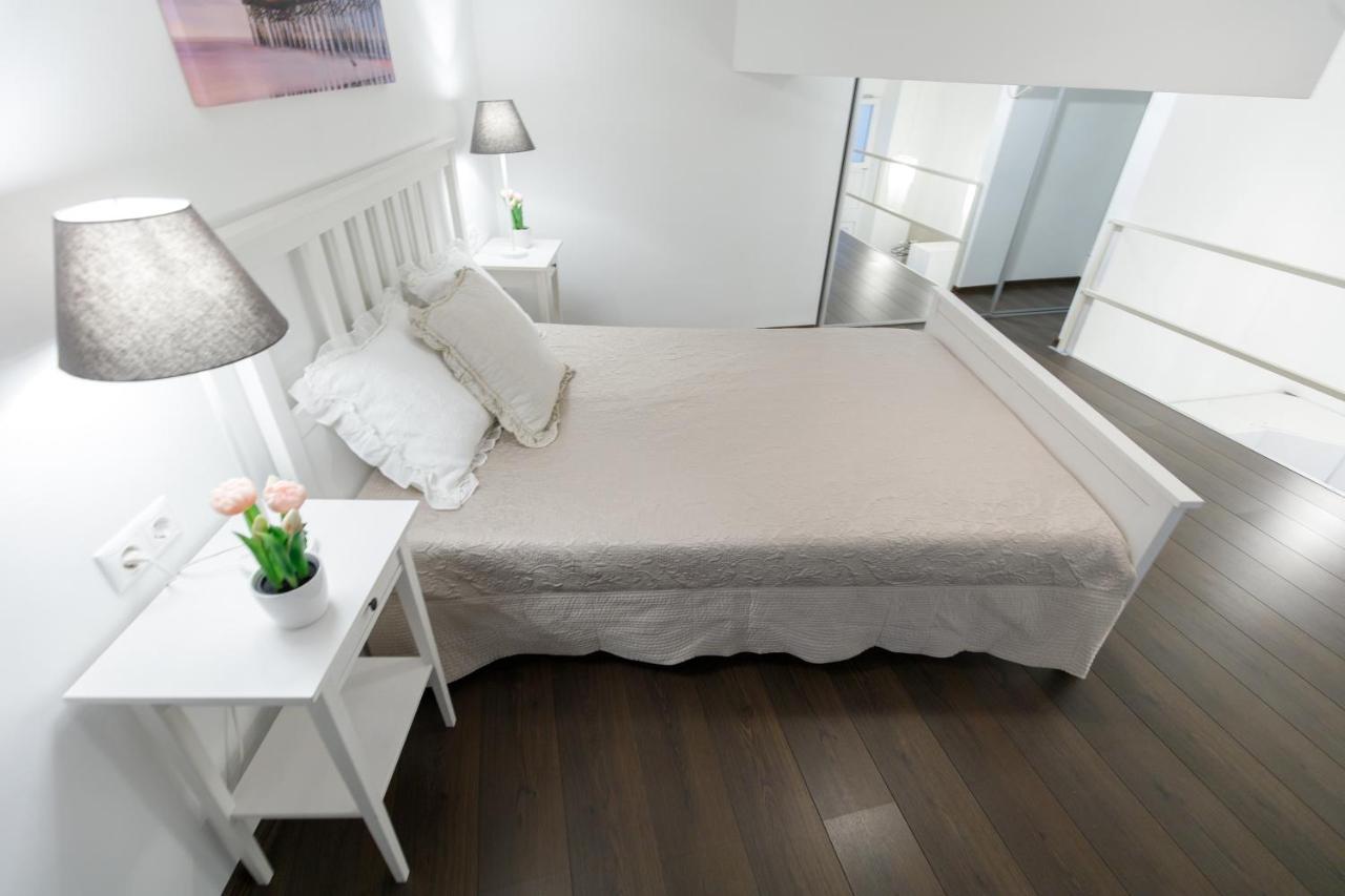 Sleek Minimalist Studio At Inner City Budapest Exteriör bild