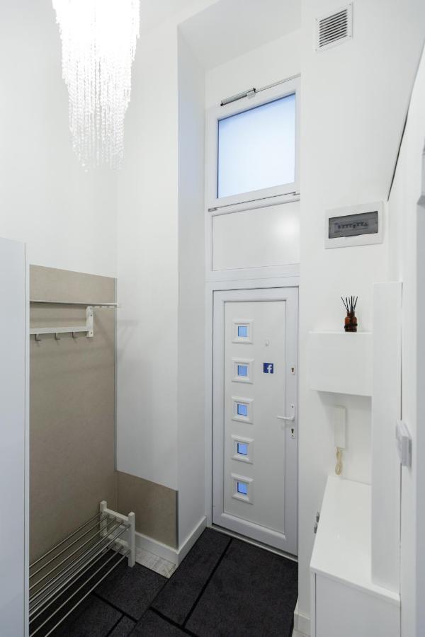 Sleek Minimalist Studio At Inner City Budapest Exteriör bild