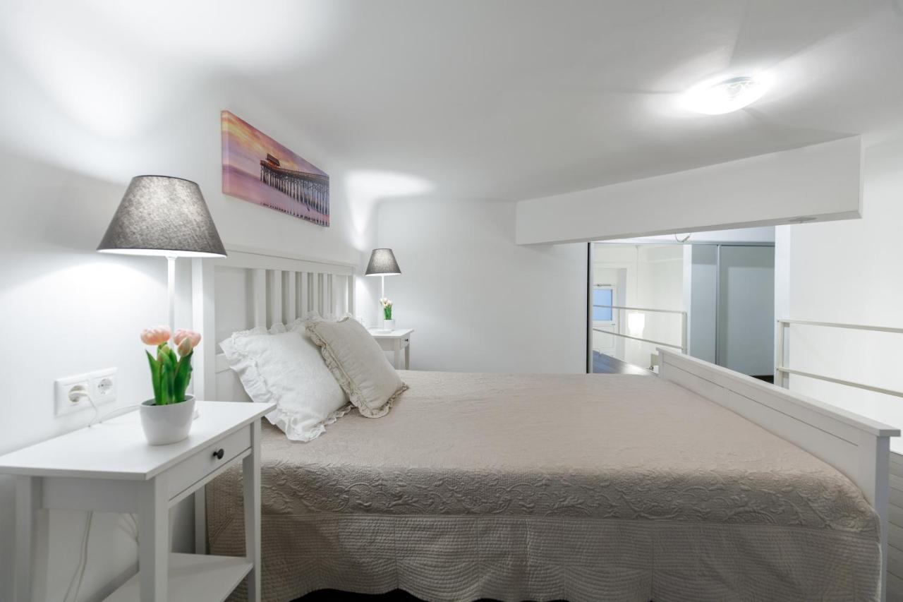 Sleek Minimalist Studio At Inner City Budapest Exteriör bild