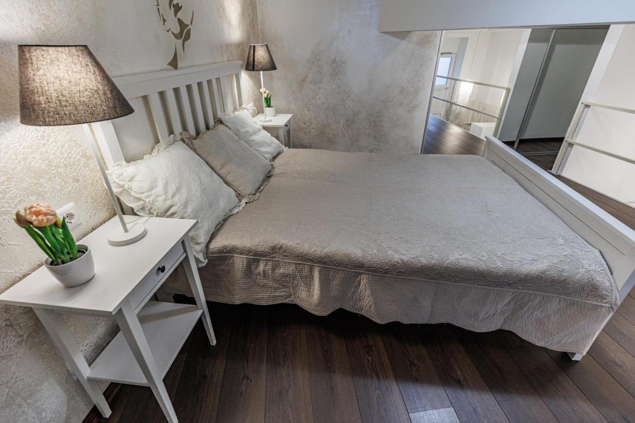 Sleek Minimalist Studio At Inner City Budapest Exteriör bild