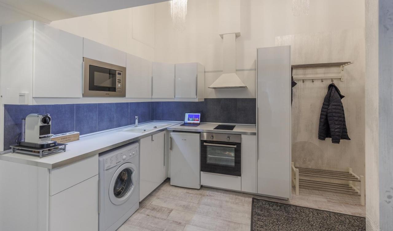 Sleek Minimalist Studio At Inner City Budapest Exteriör bild
