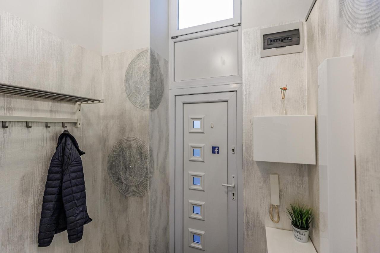 Sleek Minimalist Studio At Inner City Budapest Exteriör bild