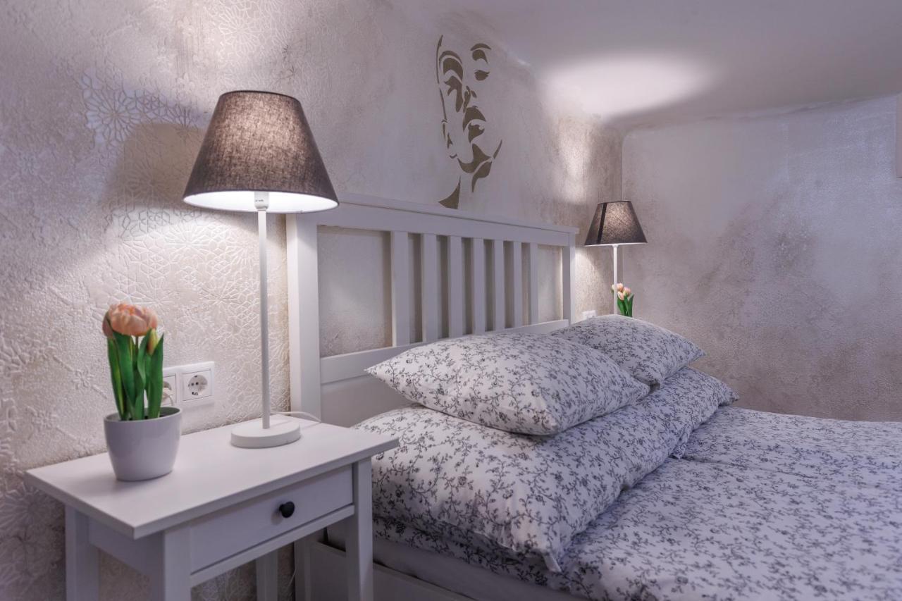 Sleek Minimalist Studio At Inner City Budapest Exteriör bild