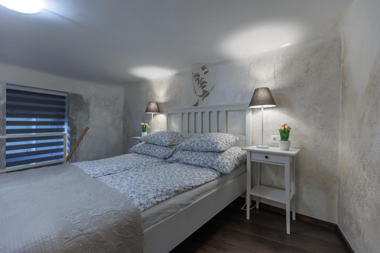 Sleek Minimalist Studio At Inner City Budapest Exteriör bild