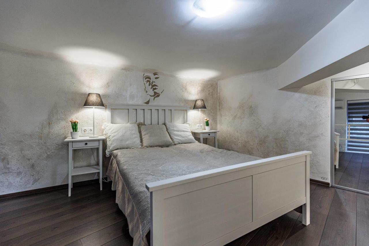 Sleek Minimalist Studio At Inner City Budapest Exteriör bild