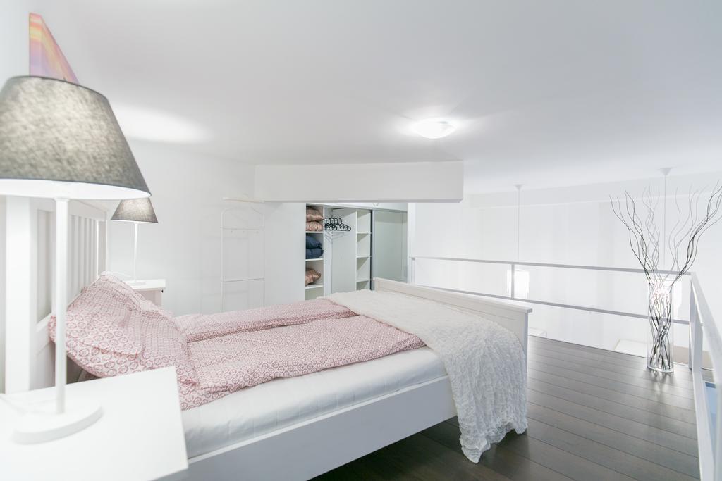Sleek Minimalist Studio At Inner City Budapest Exteriör bild