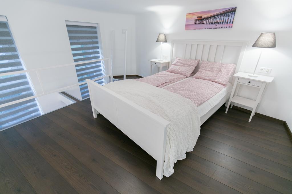 Sleek Minimalist Studio At Inner City Budapest Exteriör bild