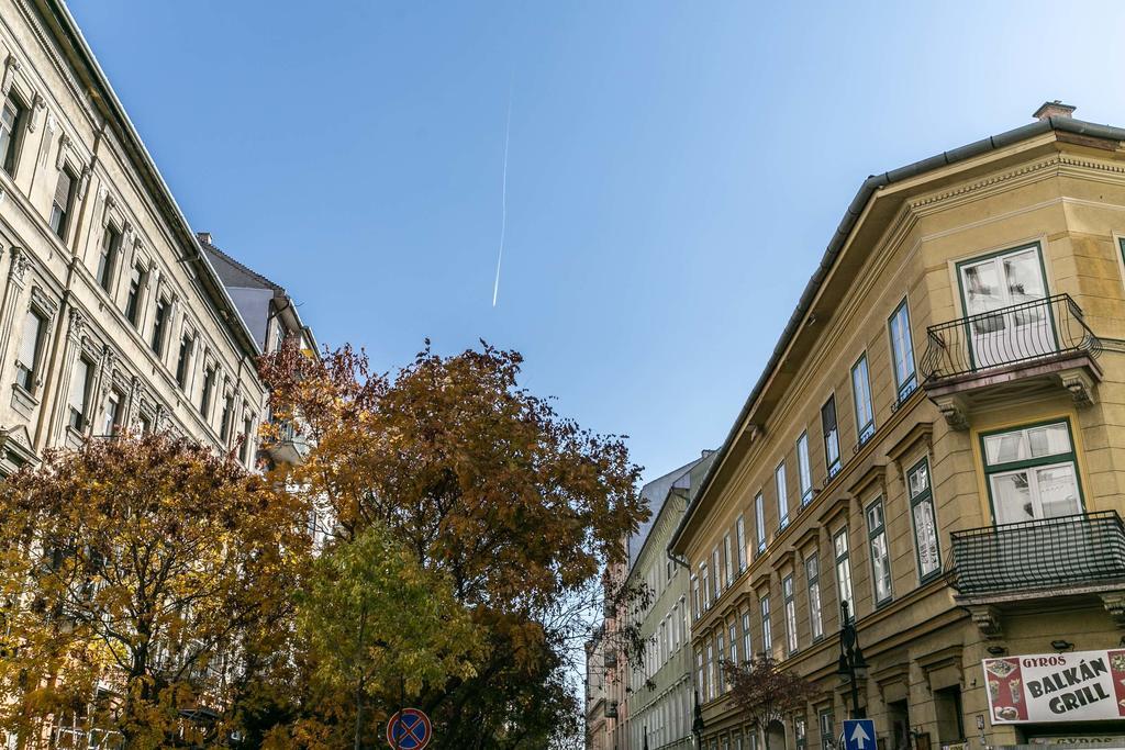 Sleek Minimalist Studio At Inner City Budapest Exteriör bild