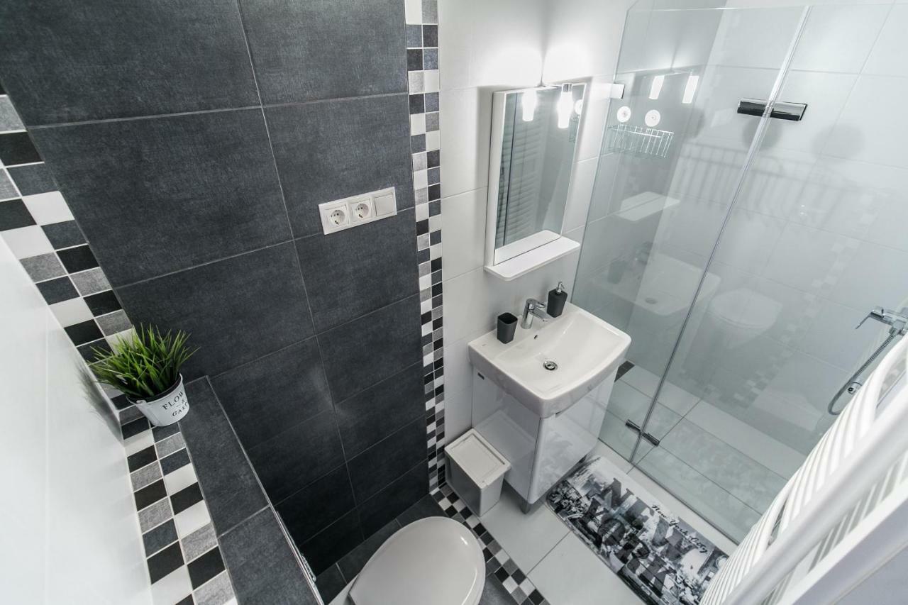 Sleek Minimalist Studio At Inner City Budapest Exteriör bild