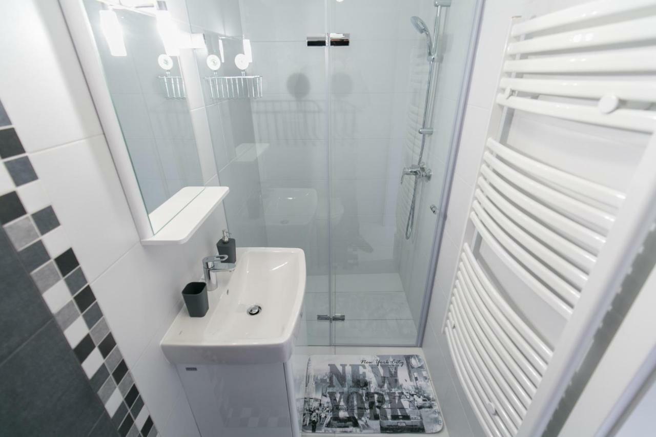 Sleek Minimalist Studio At Inner City Budapest Exteriör bild