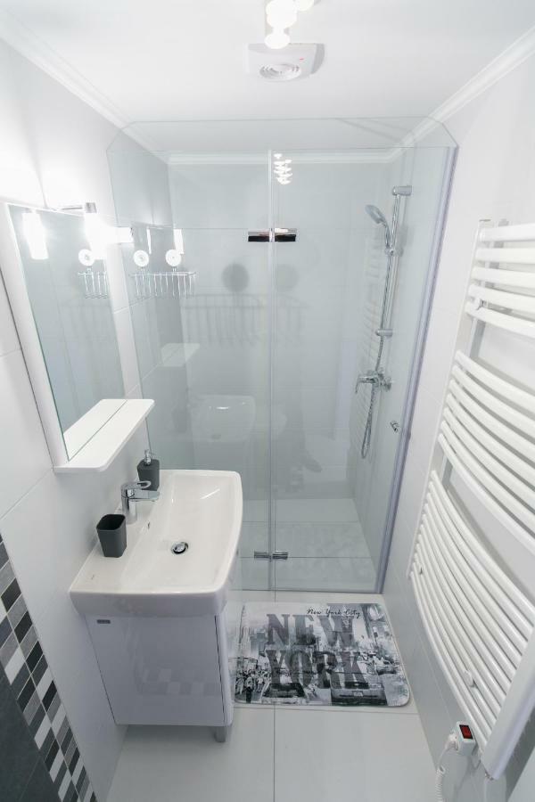 Sleek Minimalist Studio At Inner City Budapest Exteriör bild